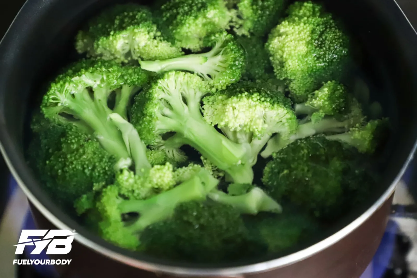 Gekookte broccoli in een pan